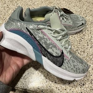 Women’s/girls Nike tennis shoes